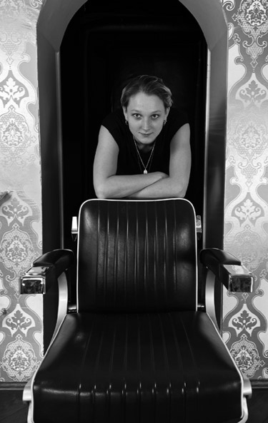 Crewmitglied Luna Pirate Haircut Friseurin