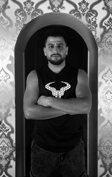 Captain Wisam Pirate Haircut Friseur